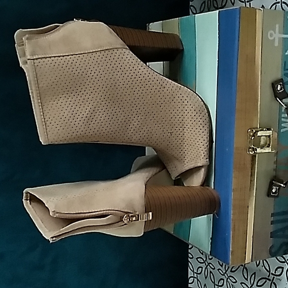 Heels - Picture 2 of 3